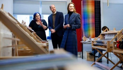 开云体育官方入口-凯特王妃玩冰壶开怀大笑，高挑个子穿本土品牌，与威廉亲昵搂腰|苏格兰|伦敦|英国|威尔士|凯特·米德尔顿_新浪体育_新浪新闻