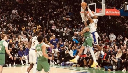 开云体育官方网站-卧槽！手指都脱臼了，“咔嚓”一声硬控全场